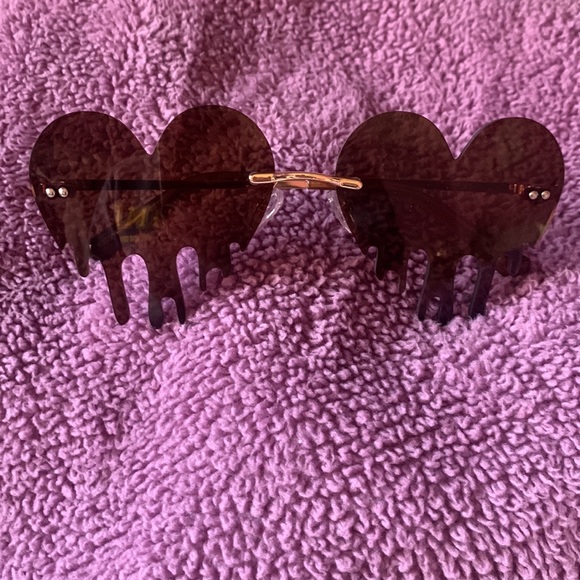 NEW Brown Heart Sunglasses - Picture 3 of 3